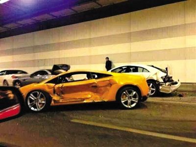 一目擊者出示照片，隧道內(nèi)，事發(fā)時(shí)還停著多輛車，其中一輛黃色豪車車門明顯內(nèi)凹，另一白色車車尾損毀嚴(yán)重。