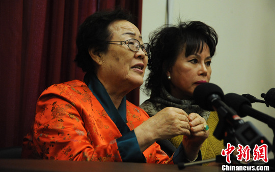 圖為慰安婦受害者李容洙（Lee Yong Soo。圖左）發(fā)表講話，要求安倍正式道歉。