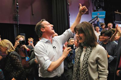 4日，英國巴斯，卡梅倫和妻子薩曼莎到一所女子學(xué)校助選。英國大選前夕，主要政黨的領(lǐng)袖們紛紛派妻子去拉選票。