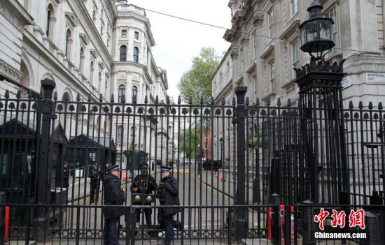 5月7日，英國舉行大選，英國首相府所在地唐寧街10號加強(qiáng)安保。民調(diào)顯示，英國兩大政黨保守黨和工黨的支持率不相上下，此次大選被稱為英國近40年來最難預(yù)測結(jié)果的一次大選。<a target='_blank' ><p  align=