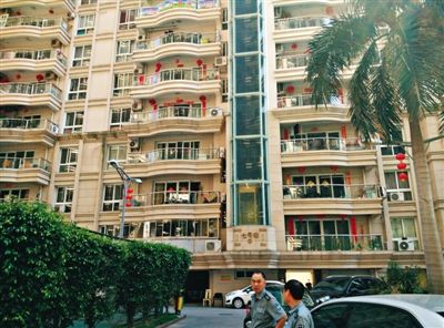 泉州鬧市區(qū)刺桐路上一小區(qū)。5月5日凌晨，泉州安監(jiān)局調(diào)研員謝清平在7號(hào)樓自殺。