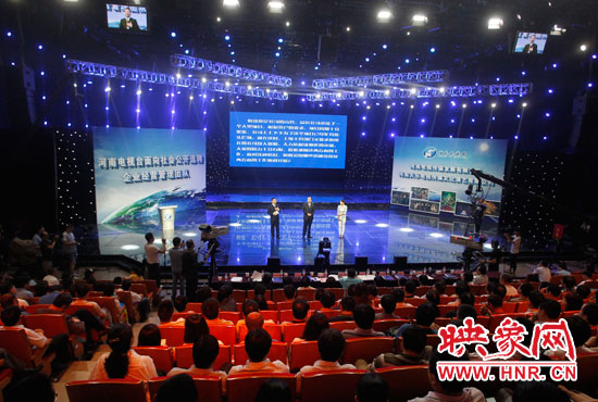 16日上午，河南電視臺(tái)1500平米演播廳內(nèi)座無(wú)虛席。