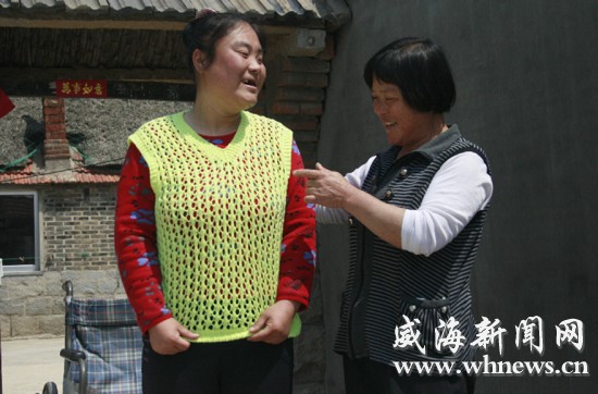 王炳鳳正在陪女兒鍛煉。記者 李偉 攝