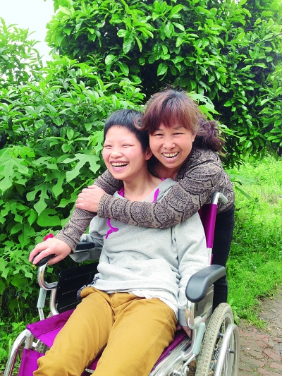 黃揚(yáng)和母親許秀梅在陽(yáng)光下好開(kāi)心。（黃珊攝）