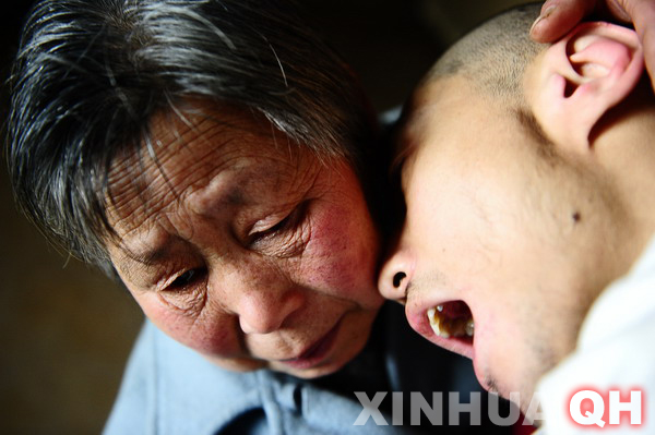 3月29日，母親邵秀景（左）同楊林在一起。