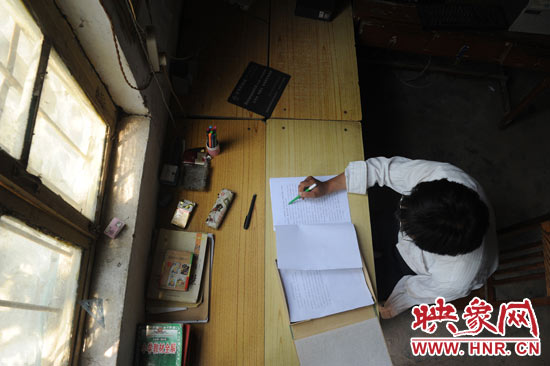 圖為王格現(xiàn)在審閱文件。