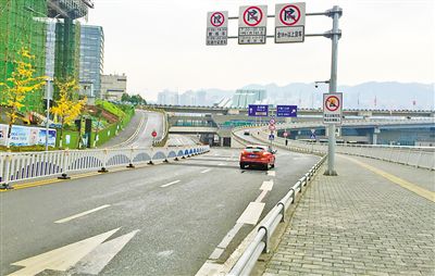 12月18日，本報記者駕車經(jīng)過江北嘴千廝門大橋匝道附近道路和財信廣場旁支路體驗時，收音機(jī)里能聽到神秘的路況提示音。本報記者