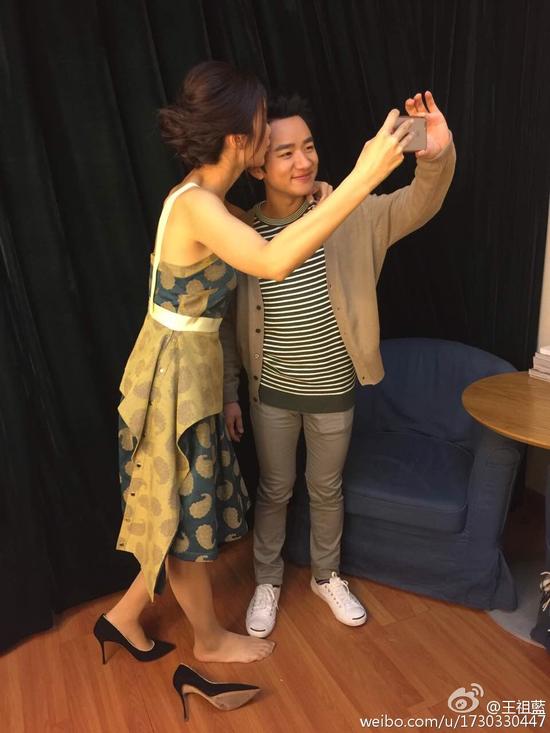 王祖藍(lán)李亞男深夜搞怪秀恩愛 王祖藍(lán)李亞男深夜搞怪秀恩愛