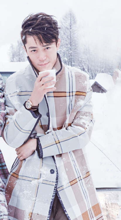 胡歌和霍建華為雜志拍攝了一組封面照，二人穿著同款風(fēng)衣，在白雪中端著咖啡，恩愛“虐狗”