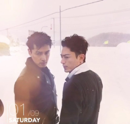 胡歌和霍建華為雜志拍攝了一組封面照，二人穿著同款風(fēng)衣，在白雪中端著咖啡，恩愛“虐狗”