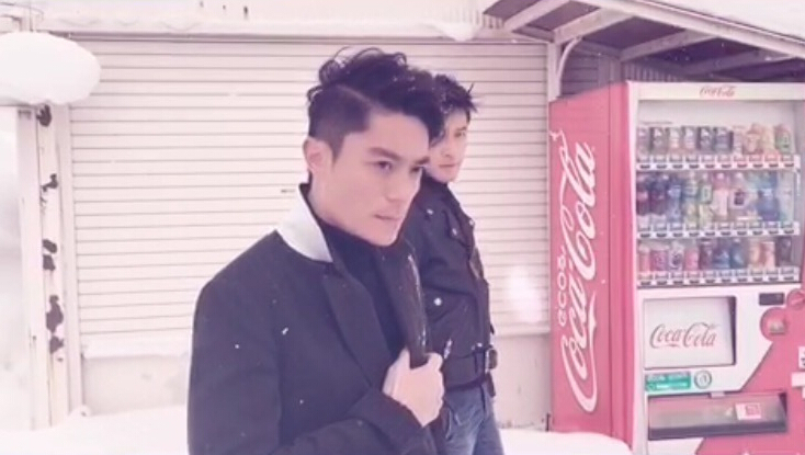 胡歌和霍建華為雜志拍攝了一組封面照，二人穿著同款風(fēng)衣，在白雪中端著咖啡，恩愛“虐狗”