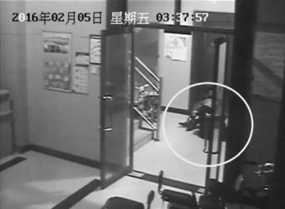 小區(qū)監(jiān)控視頻截圖，兩人一坐一跪竟聊了十多分鐘。