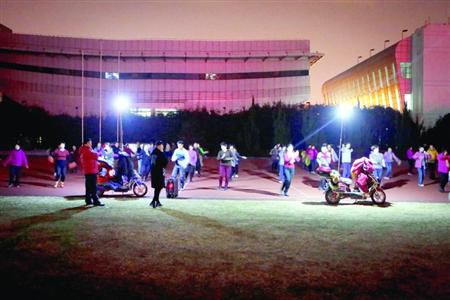 昨晚，松江體育場秩序井然，兩隊廣場舞被有序地分散在了不同區(qū)域。