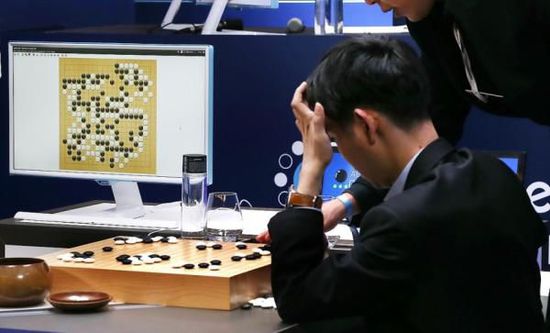 復(fù)盤階段李世石也在不停撓頭。