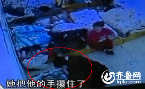 孩子午睡時候睜眼，老師攥住孩子的手，打臉。