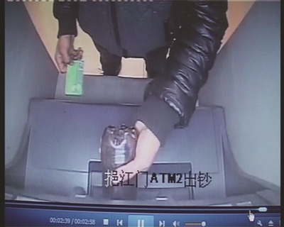 男子將可樂(lè)倒進(jìn)取款機(jī)。