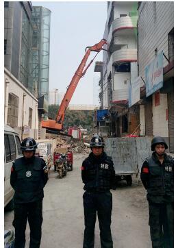 根據(jù)《太原市和小 店區(qū)平陽路街道親賢城中村改造拆遷安置補(bǔ)償方案》，結(jié)合親賢實(shí)際，親賢社區(qū)補(bǔ)償安置采取“商業(yè)用房安置+小戶型公寓住宅安置+貨幣補(bǔ)償”的方式，其中每分 （0.1 畝）置換商業(yè)用房50平方米+小戶型公寓住宅80平方米+貨幣補(bǔ)償20萬元人民幣。（拍攝：2015年9月17日）