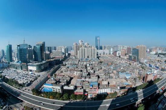 經(jīng)過4個(gè)多月的推進(jìn)，親賢社區(qū)的拆遷工作進(jìn)展緩慢，原定于2015年10月底完成的拆遷，在10月中旬時(shí)仍停留在對(duì)部分住戶進(jìn)行插花式拆除。(拍攝：2015年10月16日)