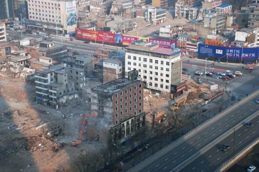 在“拆遷獎(jiǎng)勵(lì)”等一系列政策的激勵(lì)下，親賢社區(qū)的改造步伐明顯加快。2015年12月初，親賢社區(qū)簽訂拆遷協(xié)議 374份，簽約率達(dá)90%，西北片區(qū)實(shí)現(xiàn)了拆遷大突破。(拍攝：2015年12月20日)