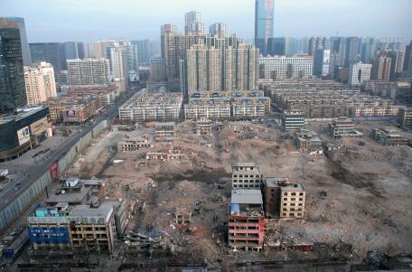 2016年元旦假期后的第一個(gè)工作日，記者從長(zhǎng)風(fēng)大街某高樓俯瞰正在拆遷中的親賢西北片區(qū)。經(jīng)過半年多推進(jìn)，這一片區(qū)只留下十余處建筑等待拆除。(拍攝：2016年1月4日)