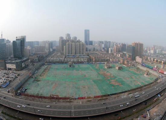 2016年4月，經(jīng)過持續(xù)攻堅(jiān)，親賢社區(qū)西北片區(qū)的拆遷工作基本告一段落，但在鋪設(shè)了防塵綠網(wǎng)的空地中，至今仍有3戶居民選擇了“堅(jiān)守”。(拍攝：2016年4月4日)