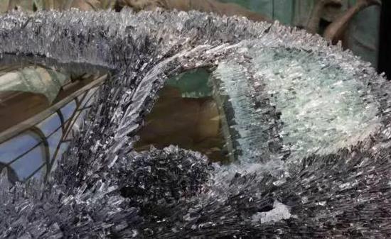 驚！車主用玻璃渣改裝瑪莎拉蒂