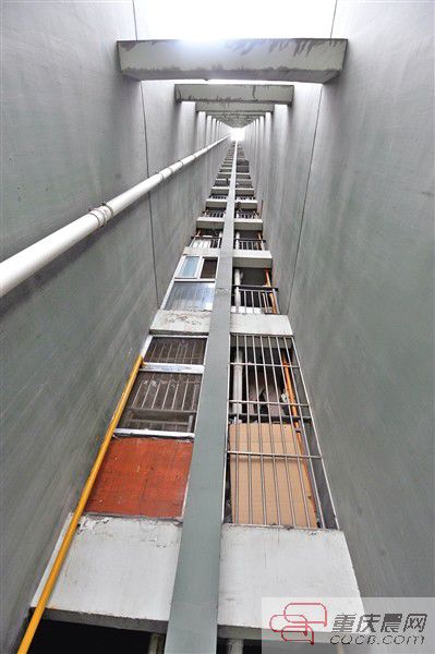 小孩就是從這幢樓的21樓墜下來的。