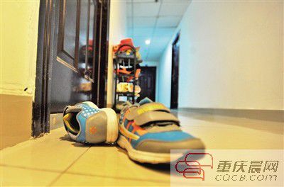 出事小孩的鞋子凌亂地擺放在自家門前。