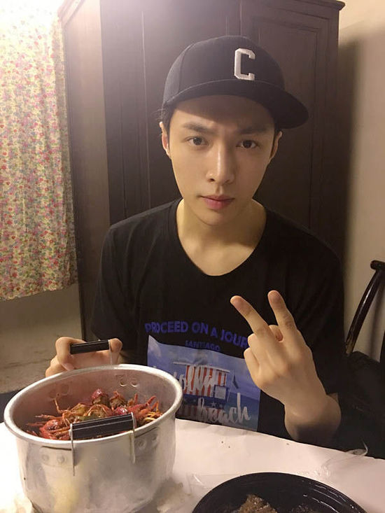 二爺加餐！張藝興告別清湯白面吃小龍蝦