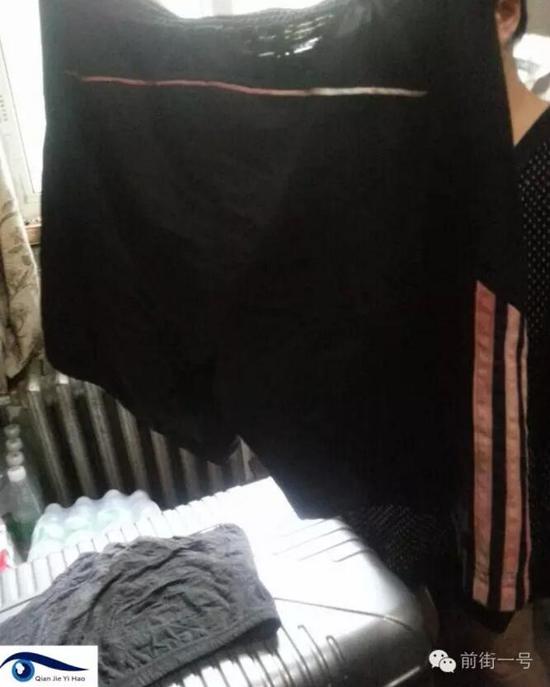 李律師所穿褲子也沾染血跡。