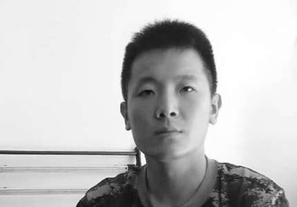 游客低頭玩手機踩空掉進西湖 幸有消防士官途經(jīng)救起