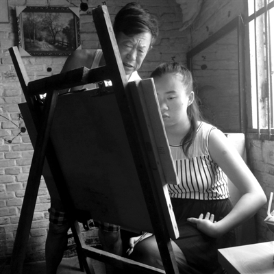 　女兒畫畫，父親在一旁指導(dǎo)