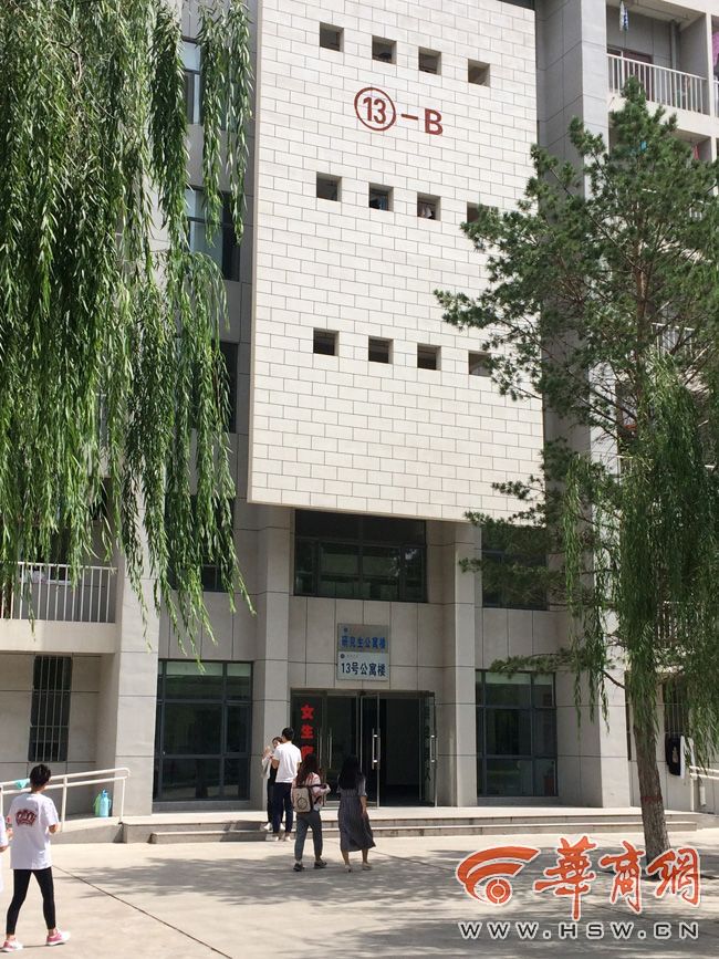 8月30日，榆林學(xué)院有學(xué)生發(fā)微博對女生宿舍樓住進男生提出質(zhì)疑。9月3日，學(xué)校宣傳部門回應(yīng)，女生宿舍樓里確實住著3名男研究生，但該樓的格局是套間，跟單元房一樣是獨立的，大學(xué)應(yīng)有包容的精神。