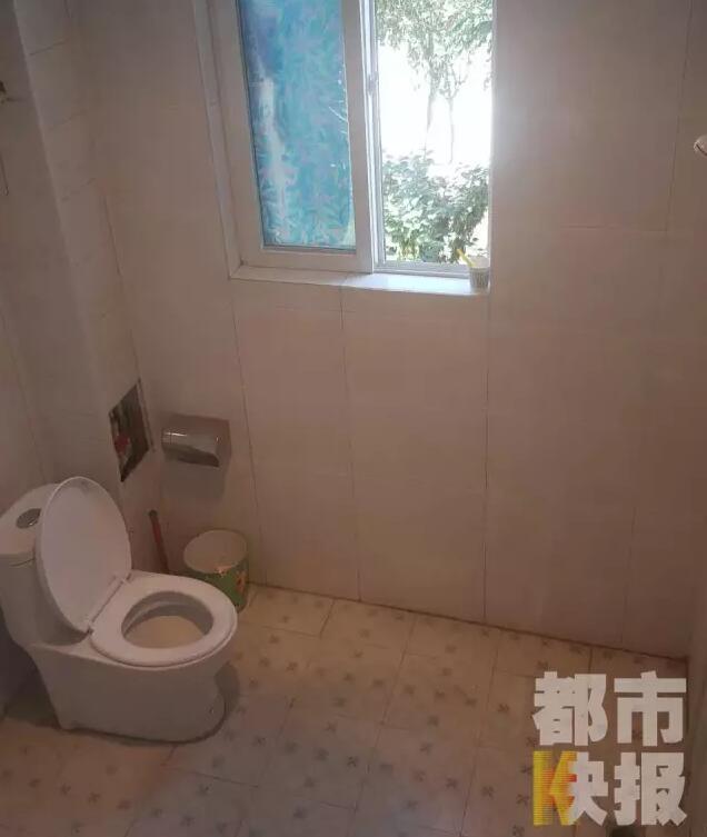 西安市戶縣草堂鎮(zhèn)的李家?guī)r村，有多戶人家經(jīng)營著農(nóng)家樂，但昨晚發(fā)生的這件事情打破了這里的寧靜。村民：“縣上的、鎮(zhèn)上的警察，還有村干部好多人在那兒，說是女的在衛(wèi)生間生產(chǎn)，把娃從窗子扔下來?！鞭r(nóng)家樂員工：“(聽說)直接從二樓扔下來了，呀，太殘忍了?！弊蛲淼氖?，很多人今早才聽說，震驚之余更感到惋惜。記者今天在高冠西五巷口找到了大家所說的農(nóng)家樂，一夜過去了，作為和那名女顧客有過交集的老板娘，心情仍然很沉重。