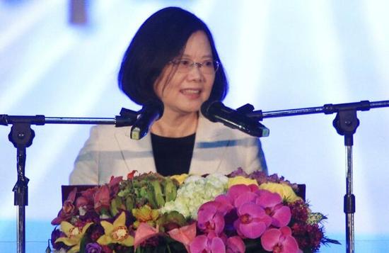 蔡英文向教師溫情喊話教師嗆：太晚了?。▓D片來(lái)源：臺(tái)灣《聯(lián)合報(bào)》）