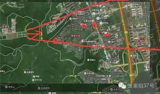 射擊場子彈射出方向（紅箭頭）有多個(gè)居民小區(qū) 。 圖片來源：交匯點(diǎn)新聞