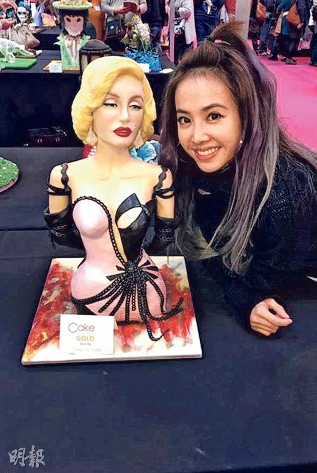 蔡依林讓大家欣賞她的得意之作瑪麗蓮夢(mèng)露翻糖蛋糕。