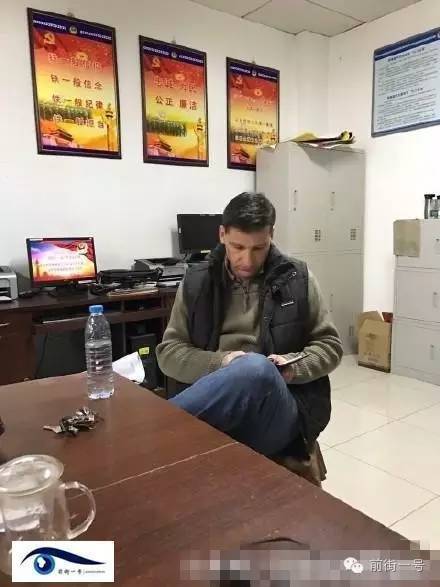 該外籍男子在派出所接受詢問(wèn)。（網(wǎng)友供圖）