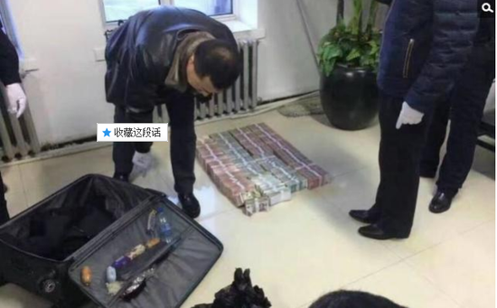 京華時(shí)報(bào)訊昨天凌晨1點(diǎn)左右，黑龍江省密山市一銀行金庫發(fā)生搶劫案。一名身穿迷彩服男子準(zhǔn)備劫取現(xiàn)金時(shí)被發(fā)現(xiàn)，致一名金庫值守人員死亡，隨后棄款而逃。目前，該男子尚未歸案，案件正在全力偵辦中。