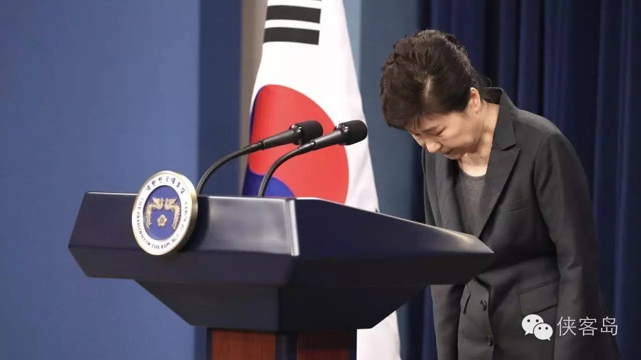 “任憑風(fēng)吹浪打，我自巋然不動”，樸槿惠對于這句詩應(yīng)該是心有戚戚焉。