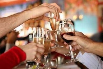 男子拼酒憋爆食管 你還敢這樣喝酒嗎？(組圖)