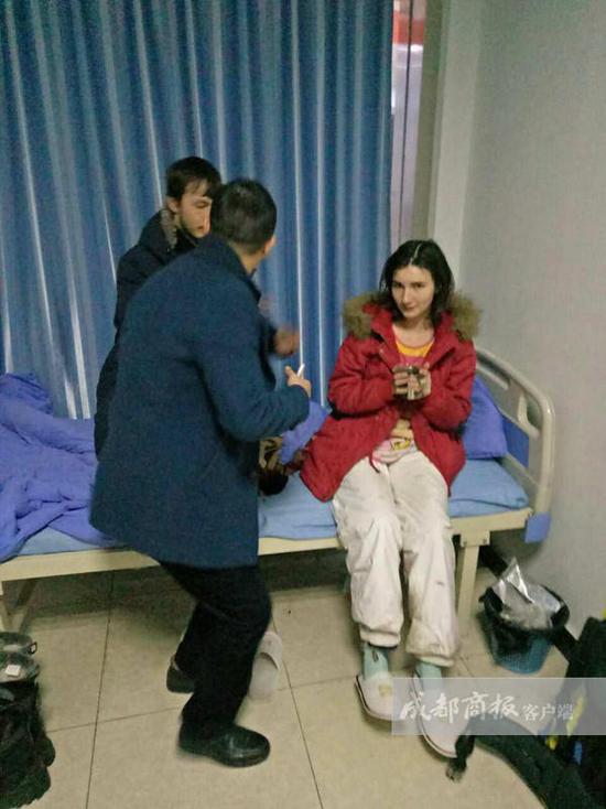 王利鑫說，醫(yī)院工作人員考慮到他們遠(yuǎn)道而來，于是給他們倒上熱水，并試圖打手勢交流。但費(fèi)了好大勁，也沒辦法搞明白對方的情況，只好向社區(qū)民警求助。翠屏區(qū)西城派出所兩位民警迅速趕到，但雙方仍然語言不通，無法交流。民警見兩名年輕人并無惡意，只好離開了。折騰到晚上10點(diǎn)左右，還是沒辦法溝通。而醫(yī)院作為醫(yī)療機(jī)構(gòu)，又不能留宿不明來歷的外國人。王利鑫只好帶著懂英語的女婿趕到，交流得知對方是一對來自俄羅斯的小夫妻?！八麄冋f到中國‘窮游’，打算從成都到昆明，結(jié)果坐順風(fēng)車來到了宜賓，卻沒錢住賓館?！蓖趵胃嬖V成都商報(bào)客戶端記者，兩個年輕人不懂漢語，正好看到中山醫(yī)院標(biāo)識，就闖進(jìn)來打算求宿一晚。