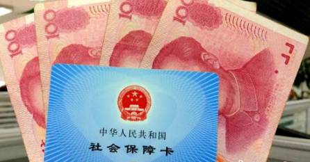 從今年1月1日開始，原有的失業(yè)保險費率是1.5%的有22個省份，包括新疆生產(chǎn)建設(shè)兵團，可以在確保失業(yè)保險金按時足額發(fā)放、穩(wěn)崗補貼順利實施的基礎(chǔ)上，可以降低0.5個百分點。個人的費率不超過單位的費率。