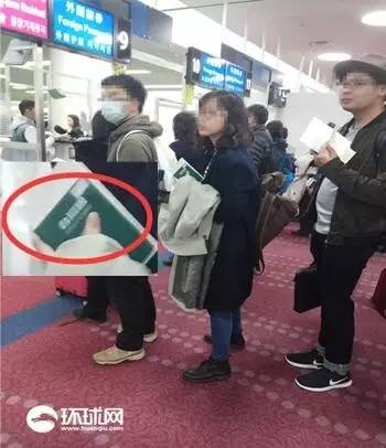 臺(tái)灣女子手持“臺(tái)灣國(guó)”護(hù)照