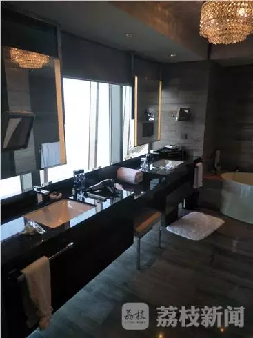 何女士表示無意中看到淋浴間外側(cè)的玻璃映射出幾個(gè)人影。