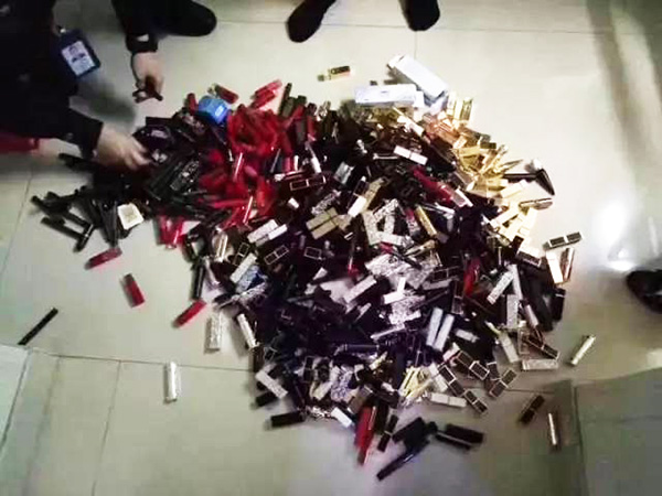 民警搜查出來的口紅。
