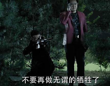 《人民的名義》原著小說(shuō)有這么一段：趙瑞龍要找殺手殺了侯亮平，結(jié)果趙瑞龍的三姐發(fā)話：侯亮平要是死了趙瑞龍也要死!這就說(shuō)明了大boss趙立春沒(méi)把握在侯死后的各方反應(yīng)中護(hù)住兒子趙瑞龍，因此，這就告訴了讀者，侯亮平的背景絕對(duì)不比趙立春差!