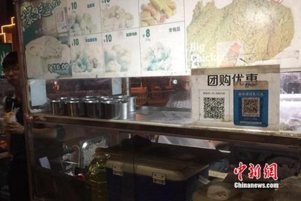 不少小商販都用上掃碼支付。中新網(wǎng) 吳濤 攝