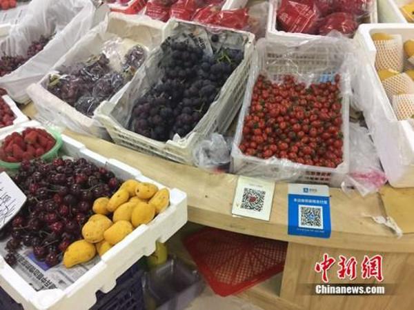 某水果攤，收款二維碼貼在顯眼位置。中新網(wǎng) 吳濤 攝