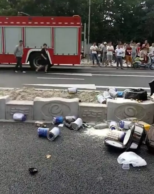 不值！小車四腳朝天司機(jī)身亡 死者只為偷幾罐奶粉